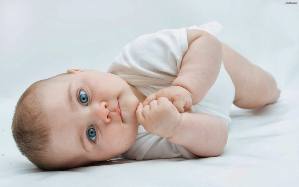 mavi gözlü bir bebek