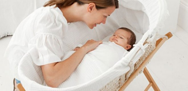 bebek salıncağında bir bebek