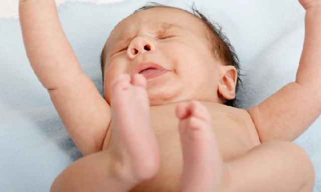 Öksüren gözleri kapalı yenidoğan bebek