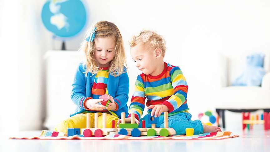 koronavirüsten korunma yolları: oyuncaklarla oynayan iki çocuk