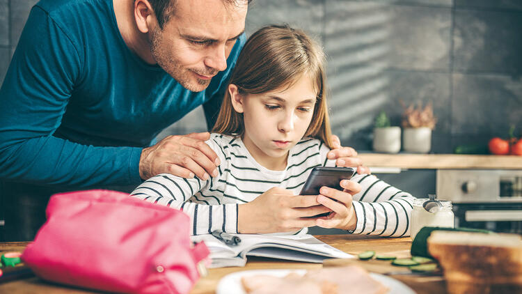 feminist çocuk: kızının telefonda neler izlediğine bakan bir baba