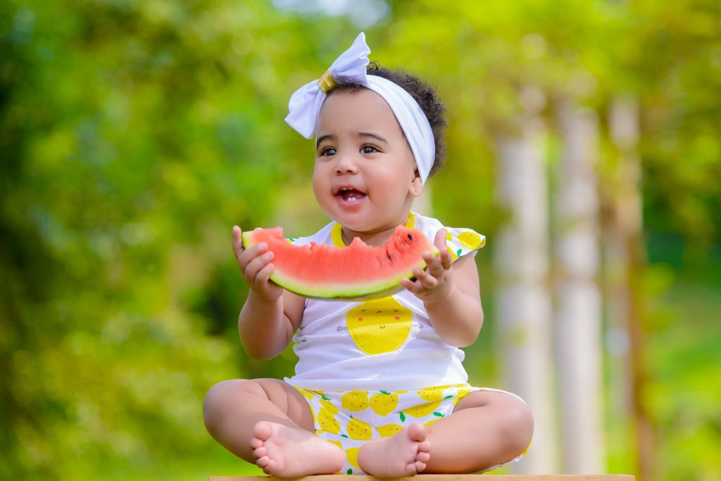 Bebeklerin ilk gıdaları : Karpuz yiyen bir çocuk