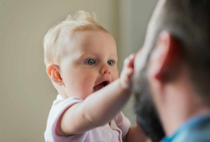 bebeklerde otizm belirtileri nedenleri teshisi anne adaylarina oneriler