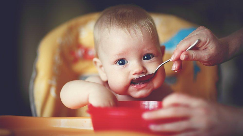 Bebeklerin İlk Gıdaları: Yapmanız ve Yapmamanız Gerekenler