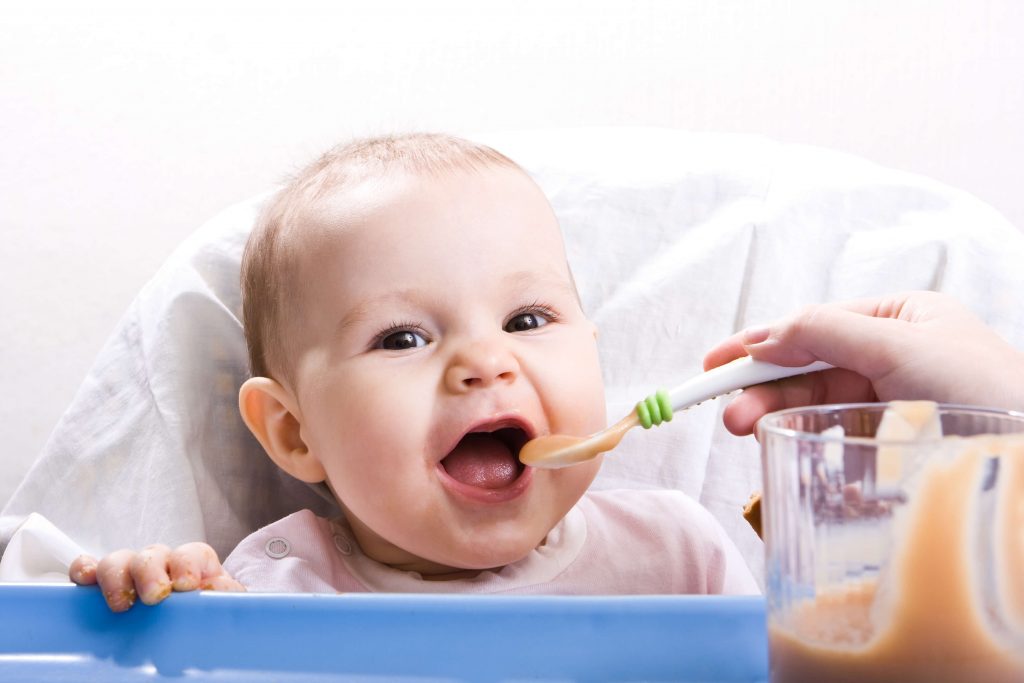 katı gıda tüketen bebek