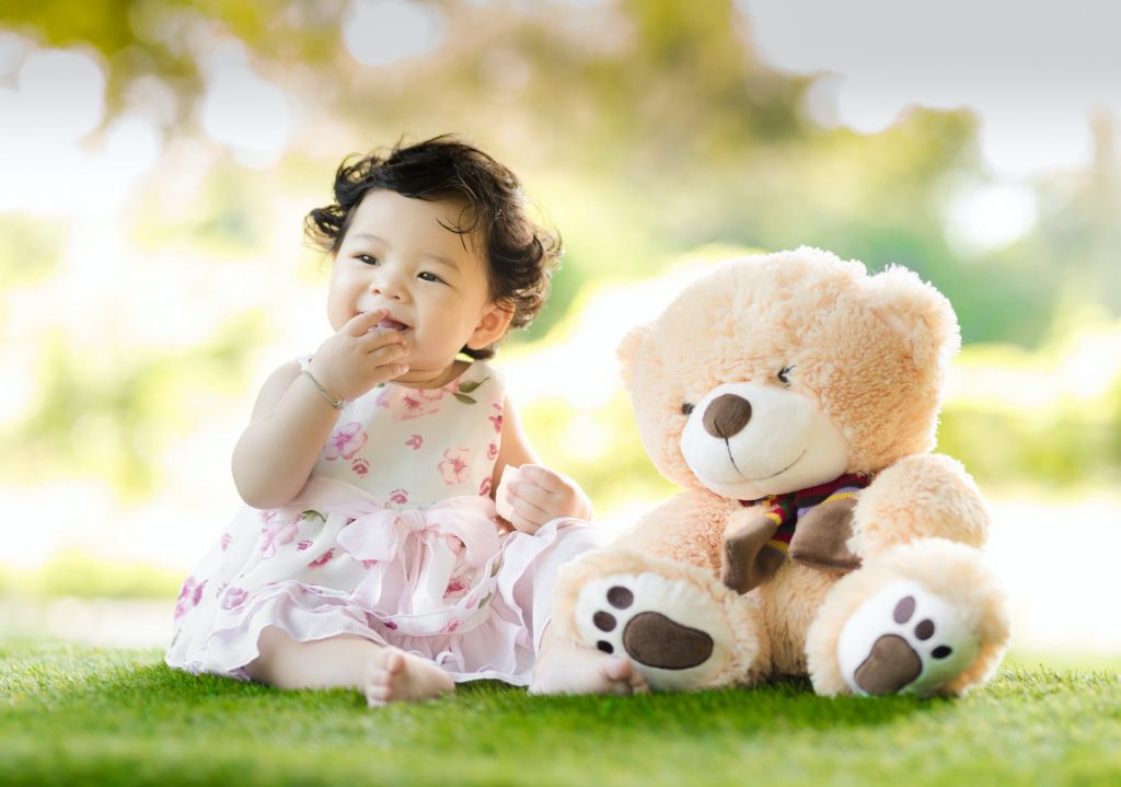 Bir bebek, oyuncak ayısıyla