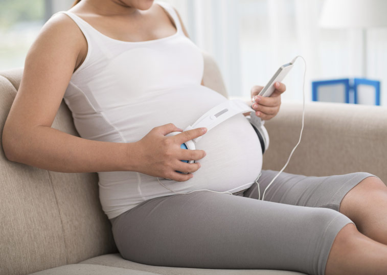 hamile kadın bebeğine müzik dinletiyor