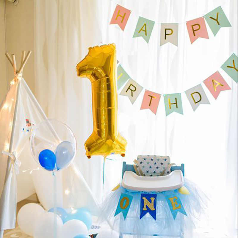1 yaş doğum günü partisi, 1 balonu ve "bir" yazan sandalyeli