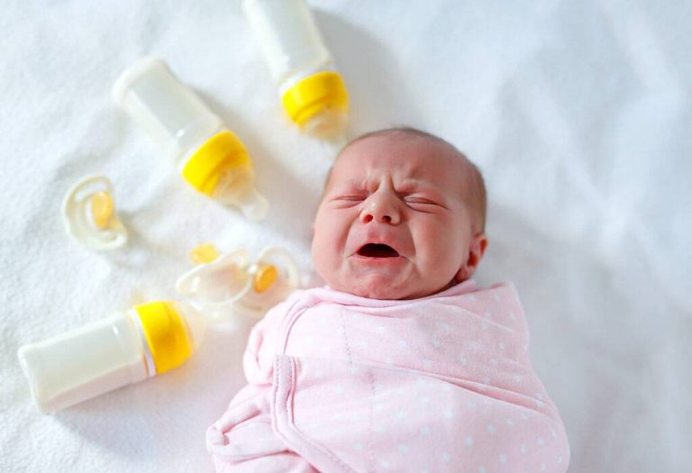 süt alerjisi ağlayan çocuk