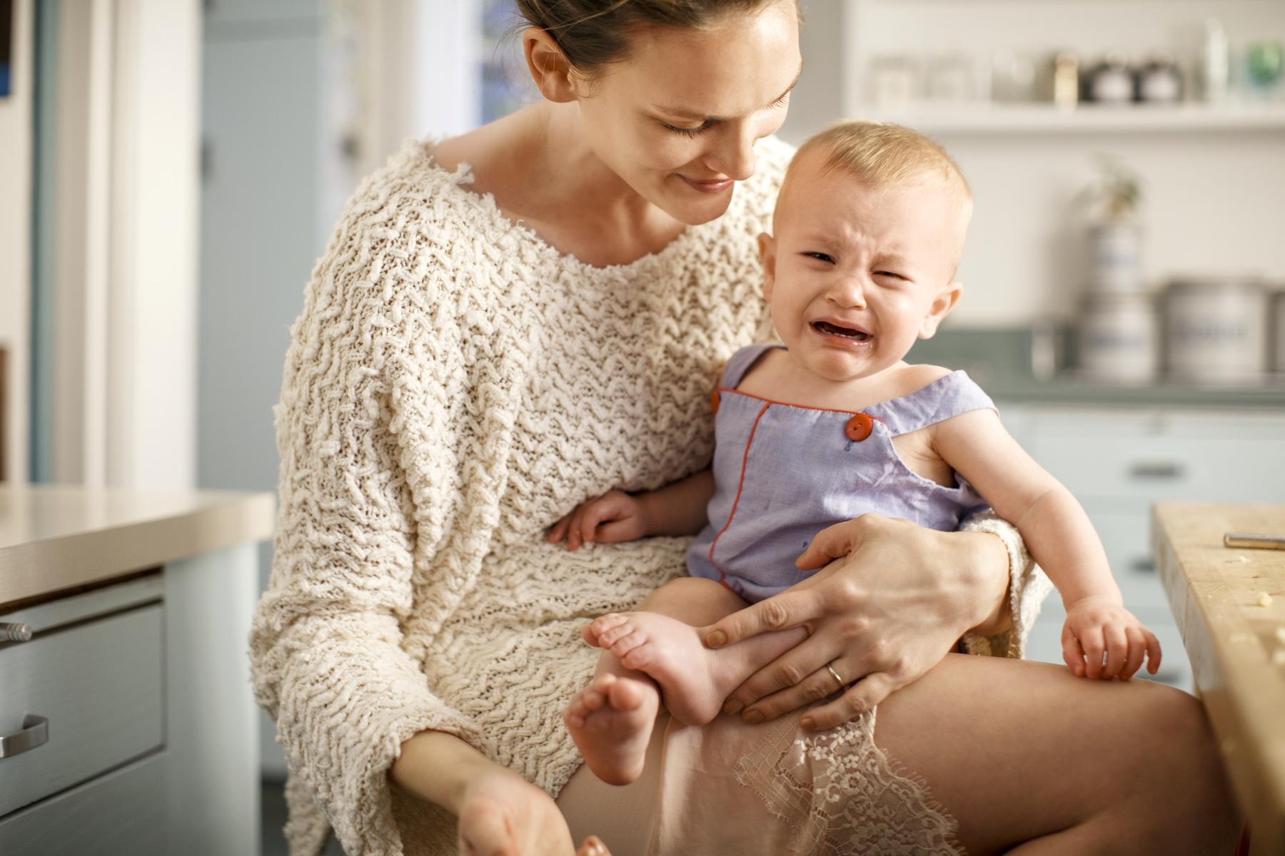 U mama. Мать успокаивает ребенка. Мама успокаивает плачущего ребенка. Мама утешает малыша. Мать баюкает ребенка.