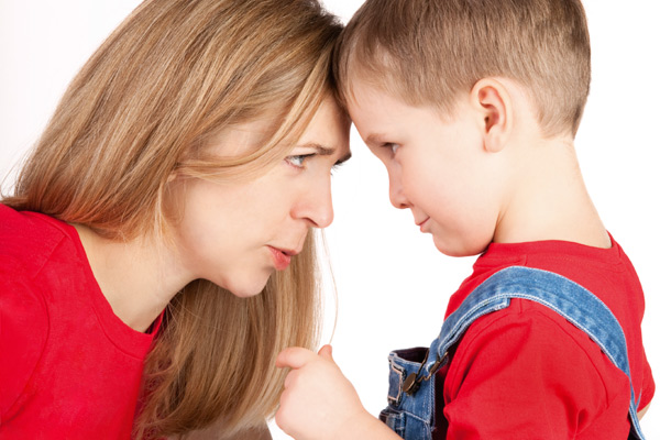 bir çocuk ve bir anne kafa tokuşturup biribirine bakıyor